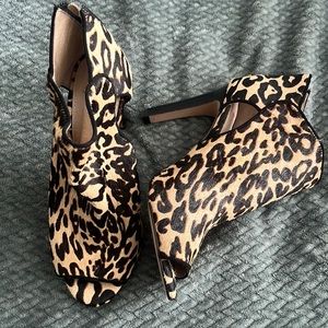 Gorgeous leopard print Louise et cie zip up heels new